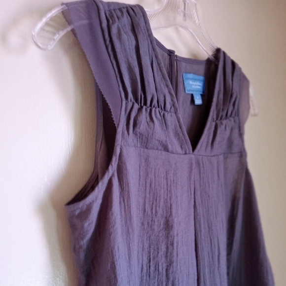 Vera Wang sleeveless V-Neck pintuck women's size medium - Picture 4 of 8